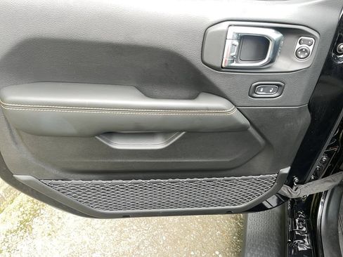 Used 2025 Jeep Wrangler Unlimited Sahara image 24