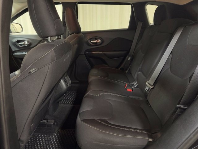 Used 2015 Jeep Cherokee Latitude w/ Cold Weather Group AWD/4WD image 40