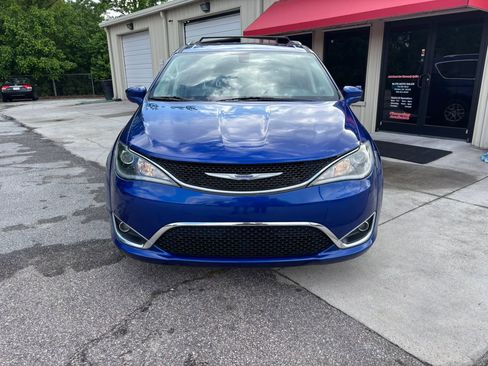 Used 2020 Chrysler Pacifica Touring-L FWD image 4