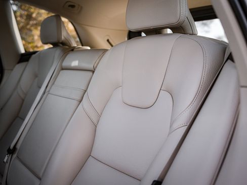 Used 2020 Volvo XC60 T6 Momentum image 31