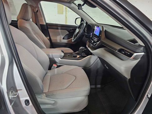 Used 2023 Toyota Highlander LE image 11