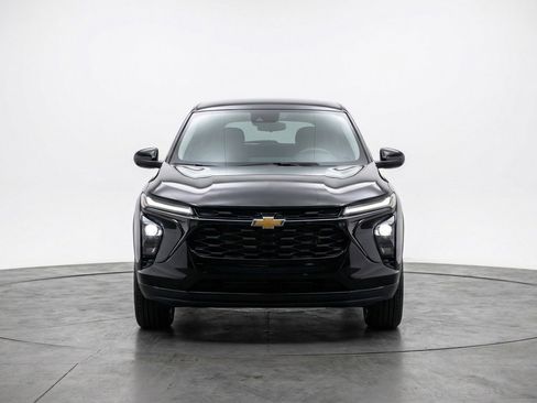Used 2025 Chevrolet Trax LT FWD image 2