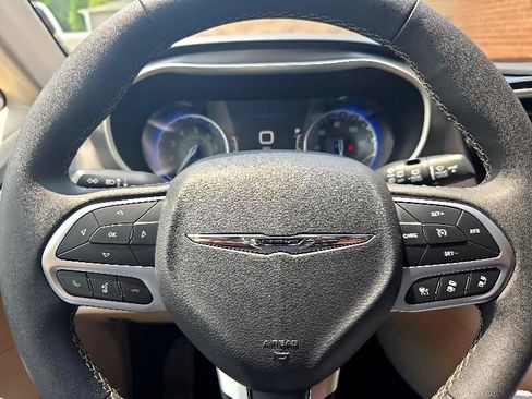 Used 2024 Chrysler Pacifica Touring-L image 16