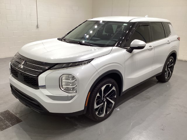 Used 2022 Mitsubishi Outlander ES FWD image 3