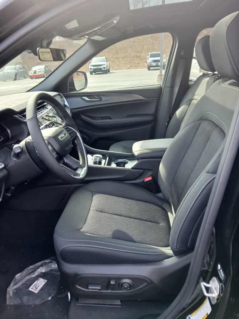 New 2025 Jeep Grand Cherokee Laredo X w/ Luxury Tech Group I AWD/4WD image 10