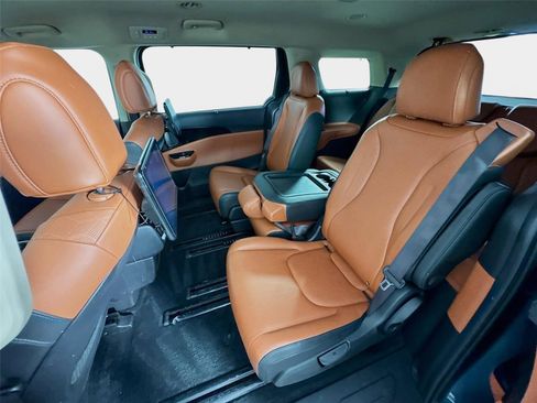Used 2023 Kia Carnival SX FWD image 22