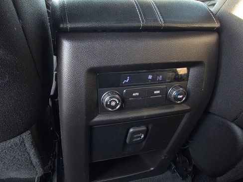 Used 2022 Chevrolet Traverse LT image 26