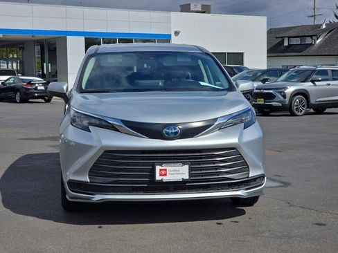 Certified 2024 Toyota Sienna LE FWD image 3