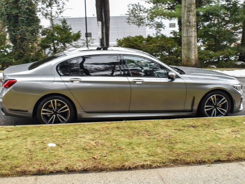 Used 2021 BMW 750i xDrive w/ Executive Package image 9