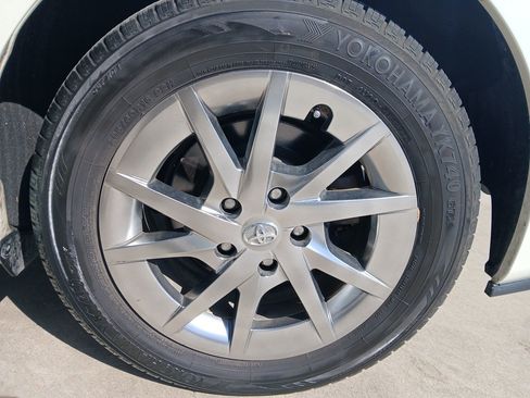 Used 2017 Toyota Prius V Four image 28