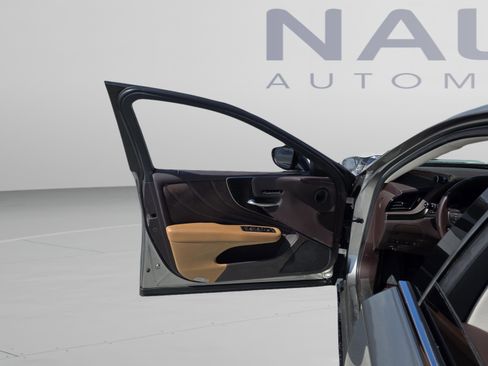 Used 2018 Lexus LS 500 w/ Accessory Package (Z2) image 9