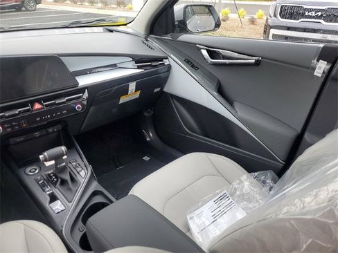New 2025 Kia Niro EX Touring image 13