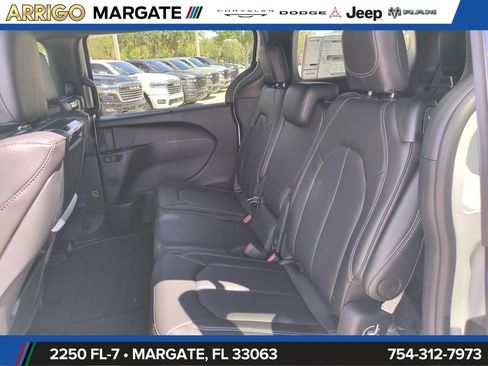 New 2026 Chrysler Pacifica Select FWD image 15