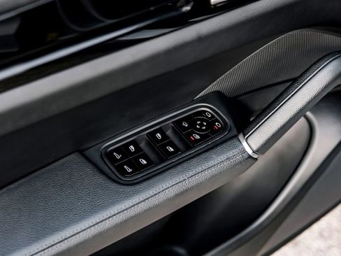 Used 2021 Porsche Cayenne image 47