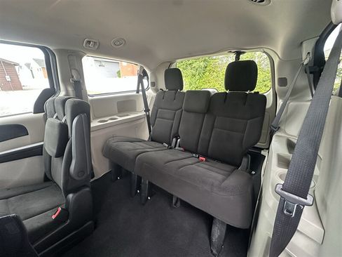 Used 2016 Dodge Grand Caravan SE w/ Quick Order Package 29E SE FWD image 11