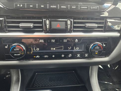 Used 2023 Nissan Pathfinder SL w/ Lighting Package (N92) FWD image 17