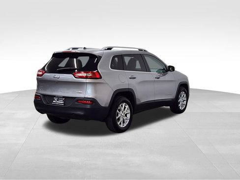 Used 2017 Jeep Cherokee Latitude w/ Cold Weather Group AWD/4WD image 8