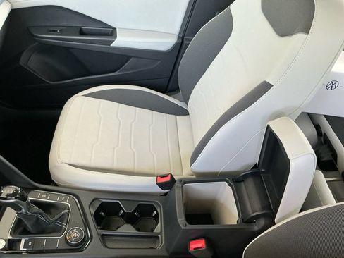 Certified 2025 Volkswagen Taos SE w/ Panoramic Sunroof Package AWD/4WD image 24