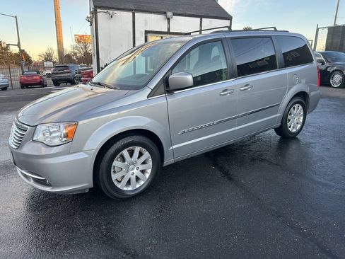 Used 2015 Chrysler Town & Country Touring image 29