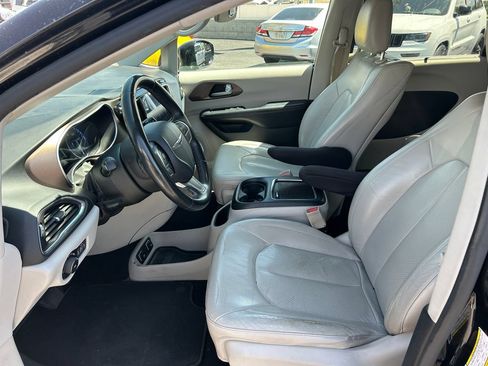 Used 2017 Chrysler Pacifica Touring-L Plus w/ Tire & Wheel Group FWD image 24