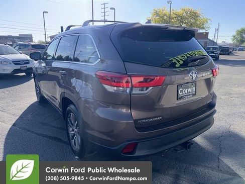 Used 2017 Toyota Highlander XLE w/ Carpet Mat Package AWD/4WD image 7