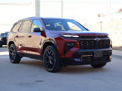 Used 2024 Chevrolet Traverse RS FWD image 2