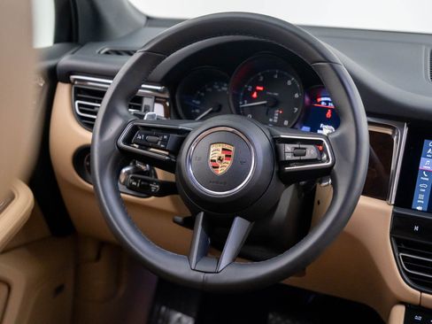 Certified 2025 Porsche Macan image 12