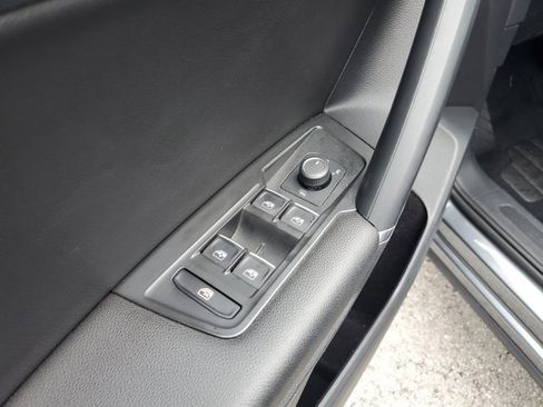 Used 2020 Volkswagen Tiguan SE image 23