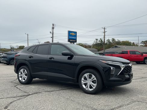 Certified 2025 Chevrolet Trax LS image 2