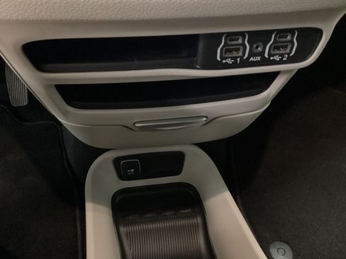Used 2024 Chrysler Pacifica Limited FWD image 28