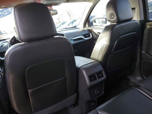 Used 2023 GMC Terrain SLT image 32