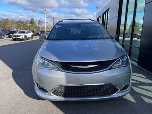 Used 2020 Chrysler Pacifica Touring-L image 3