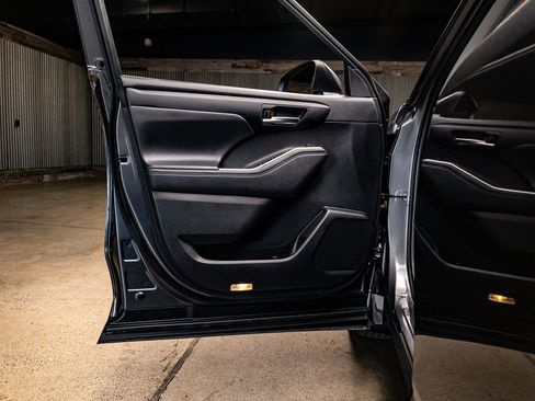 Used 2023 Toyota Highlander XLE image 26