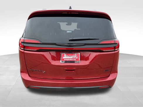 New 2026 Chrysler Pacifica Select image 4