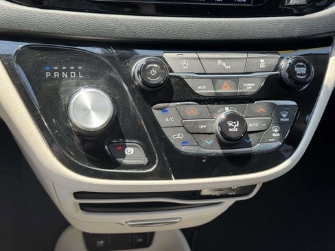 Used 2019 Chrysler Pacifica Touring-L FWD image 27