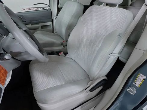 Used 2008 Chrysler Town & Country LX image 19