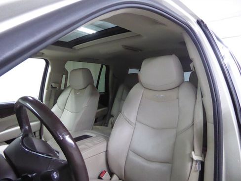 Used 2016 Cadillac Escalade Luxury AWD/4WD image 20