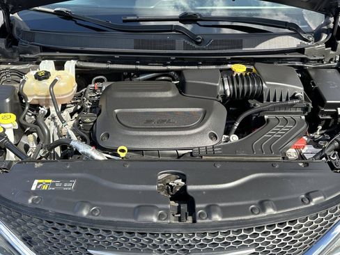 Used 2019 Chrysler Pacifica Touring-L FWD image 19
