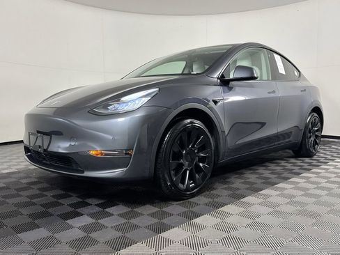 Used 2022 Tesla Model Y Long Range image 38