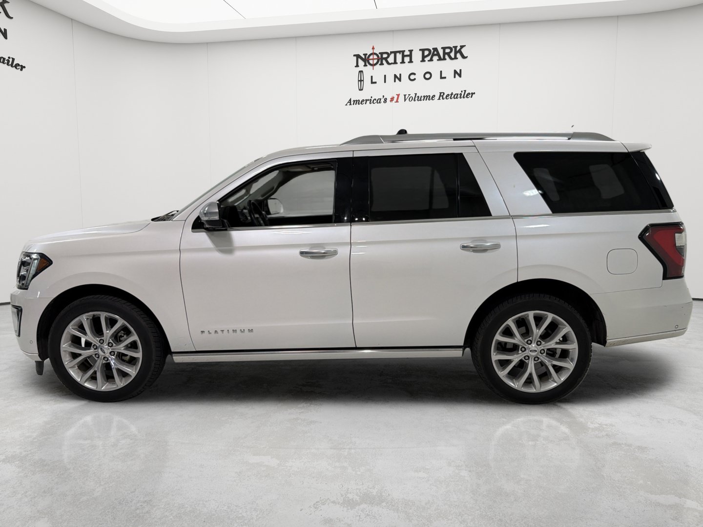 Used 2018 Ford Expedition Platinum RWD image 2