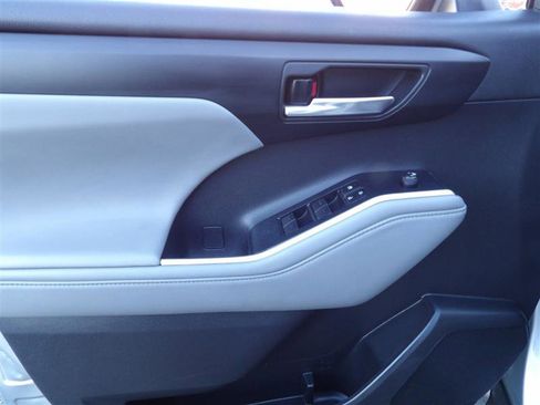 Used 2022 Toyota Highlander XLE image 12