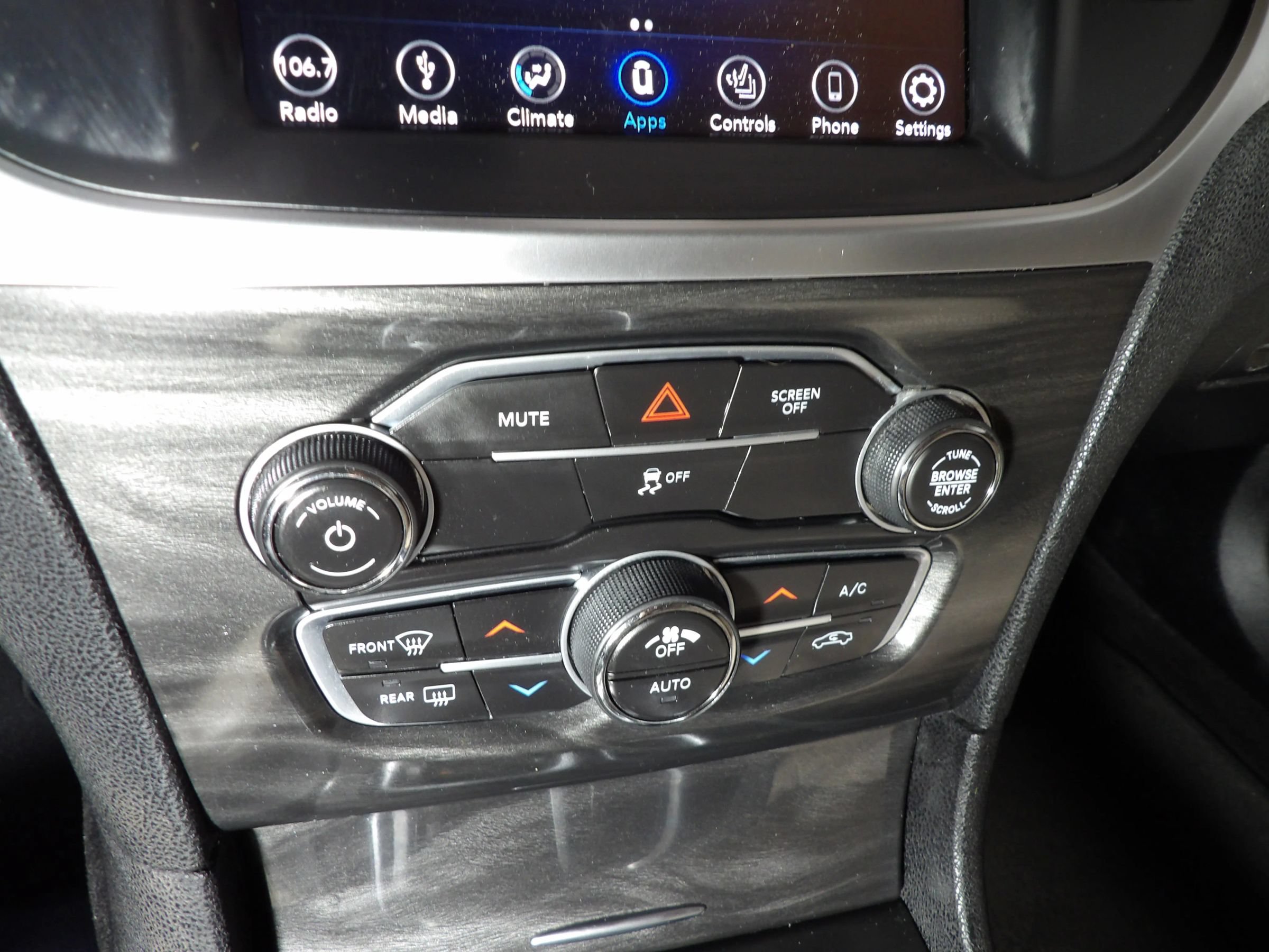 Used 2018 Chrysler 300 Touring L AWD/4WD image 15