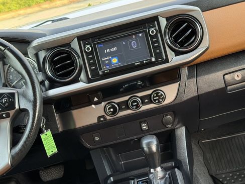 Used 2016 Toyota Tacoma SR5 image 5