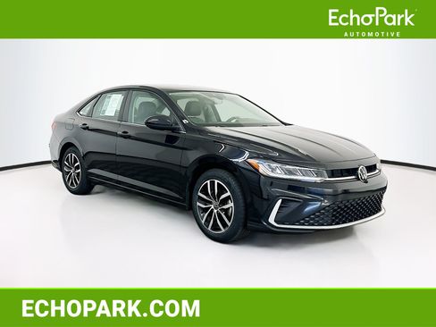 Used 2025 Volkswagen Jetta SE FWD image 1
