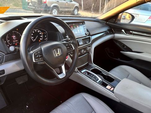 Used 2018 Honda Accord Touring image 16