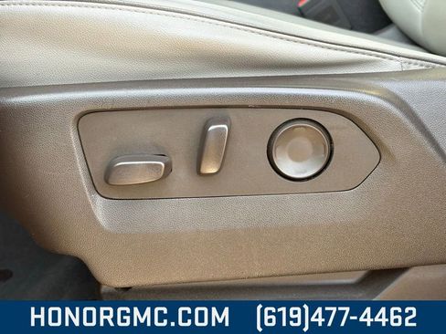 Used 2023 GMC Yukon SLT w/ SLT Premium Package image 13