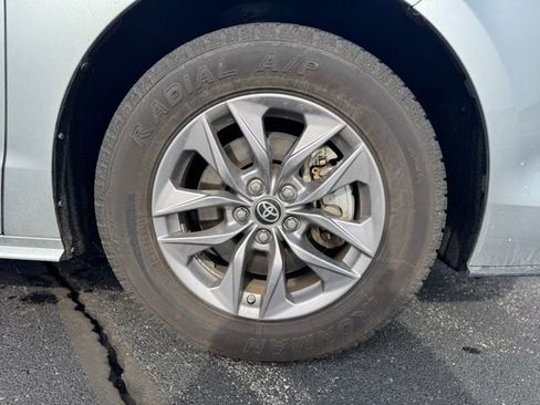 Used 2024 Toyota Sienna XLE image 9