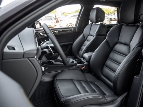Certified 2026 Porsche Macan AWD/4WD image 5