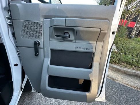 Used 2015 Ford E-350 and Econoline 350 Super Duty image 23