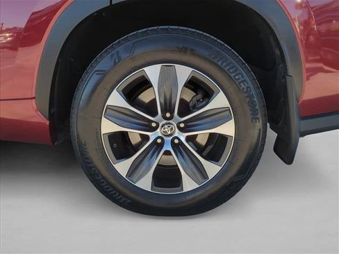Used 2020 Toyota Highlander XLE image 9